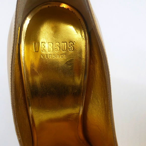 VERSUS VERSACE GOLD 3 1/2 INCH HEELS SIZE 39 COLOR GOLD 100% AUTHENTIC NEW - Picture 7 of 10